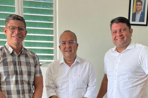 Alesandro Fernandes e Allan Pierre defendem interesses dos servidores da Saúde de Maceió durante reunião com secretário da pasta